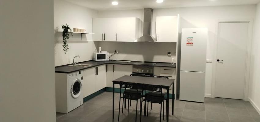 Cocina Estilo moderno Color blanco, gris oscuro, negro  diseñado por Carlos Flores | Reformista, constructor 