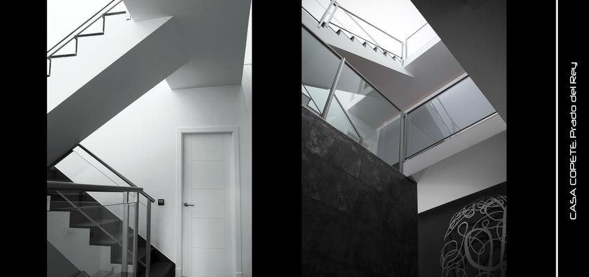 Vestibulo, Escalera style contemporaneo color azul cielo, blanco, negro  diseñado por Carquero Arquitectura | Arquitecto 