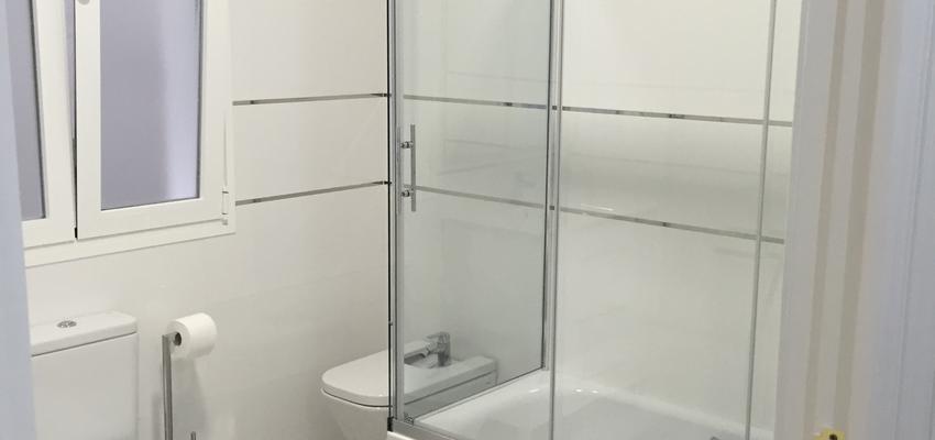 Baño Estilo contemporaneo Color blanco, gris  diseñado por Redefor | Gremio 