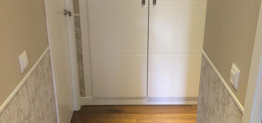 Pasillo Estilo contemporaneo Color amarillo, blanco, gris  diseñado por Redefor | Gremio 