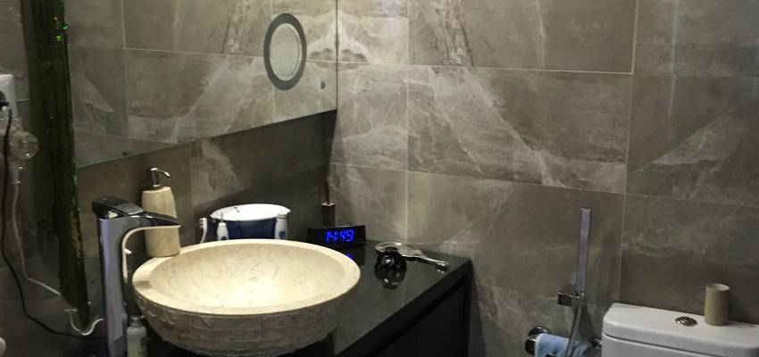 Baño Estilo contemporaneo Color beige, marron, blanco  diseñado por Redefor | Gremio 