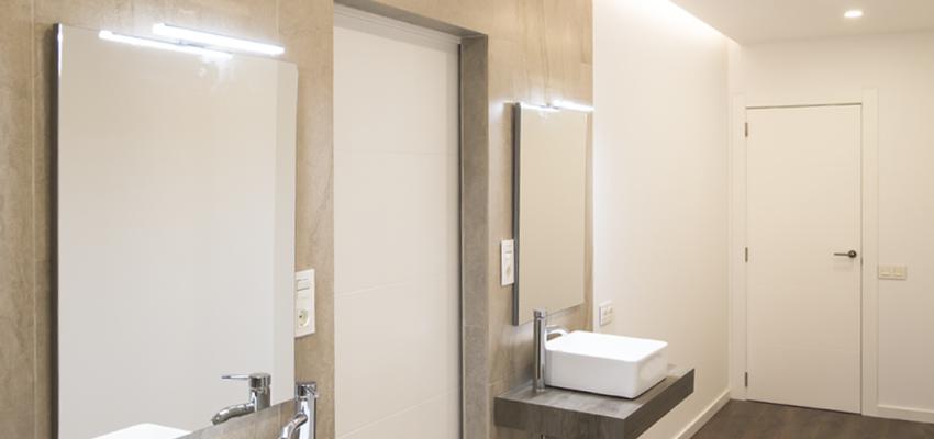 Baño Estilo moderno Color marron, beige, plateado  diseñado por EBStudio | Arquitecto | Copyright Casa Magraner