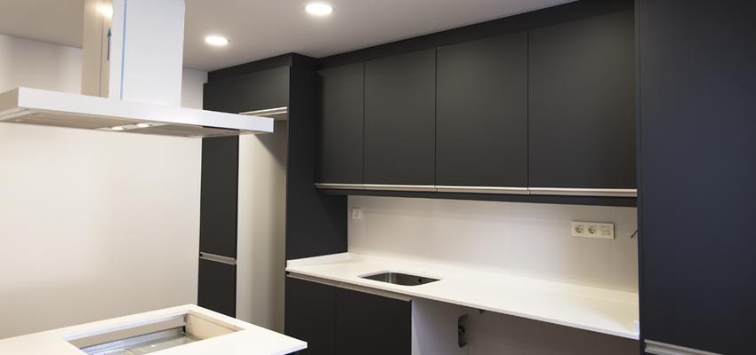 Cocina Estilo moderno Color blanco, gris, gris  diseñado por EBStudio | Arquitecto | Copyright Casa Magraner