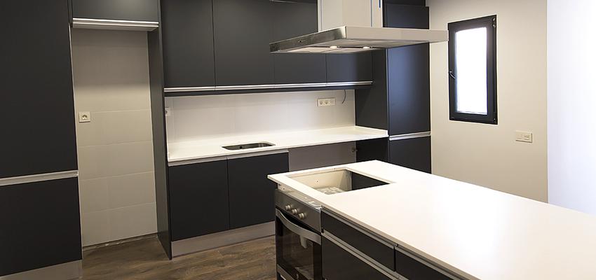 Cocina Estilo moderno Color marron, blanco, gris  diseñado por EBStudio | Arquitecto | Copyright Casa Magraner