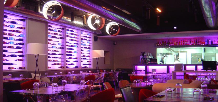 Restaurante, Bar style contemporaneo color rojo, marron, blanco  diseñado por chacopino | Arquitecto 