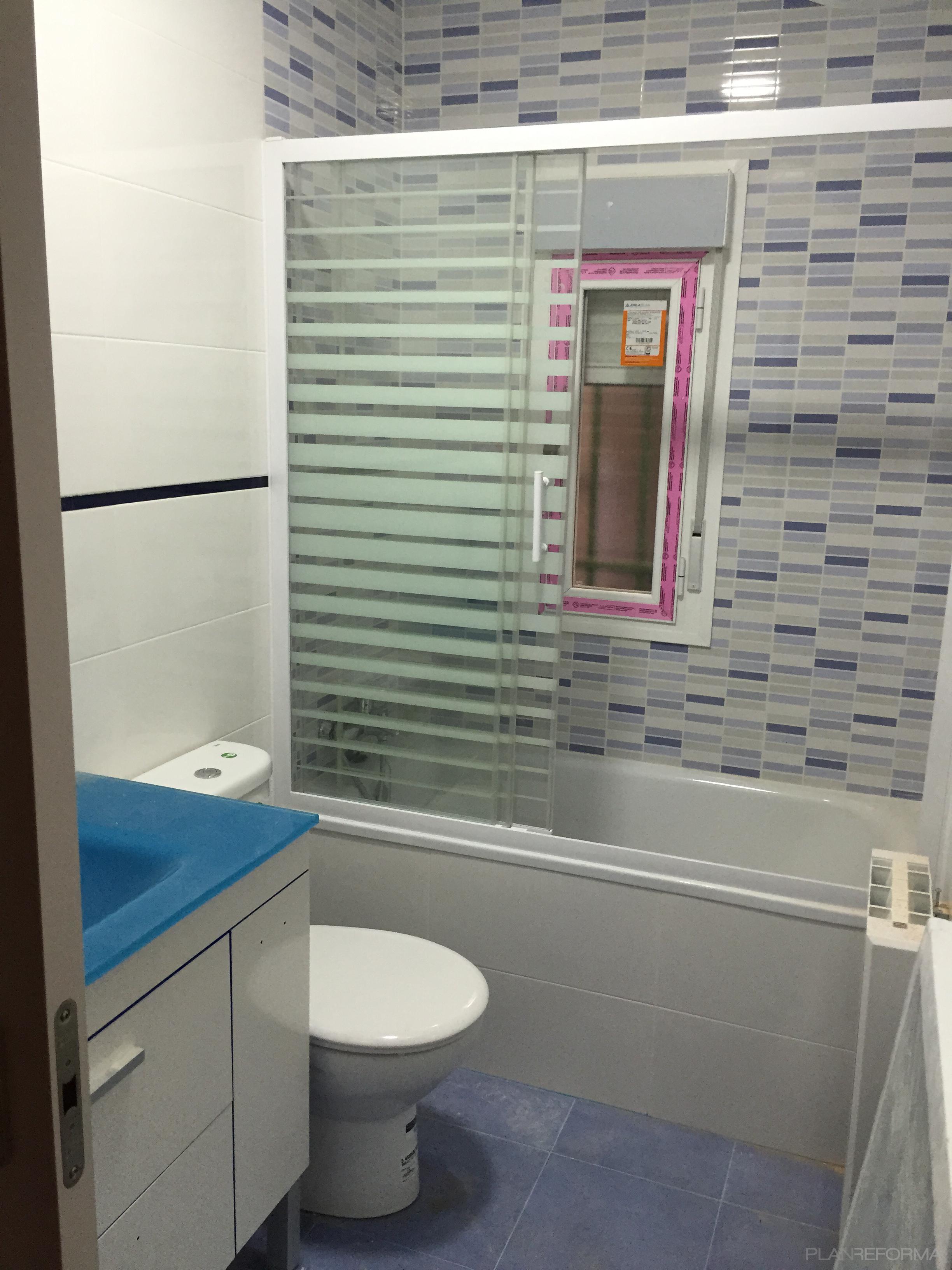 Baño Estilo tradicional Color azul, blanco