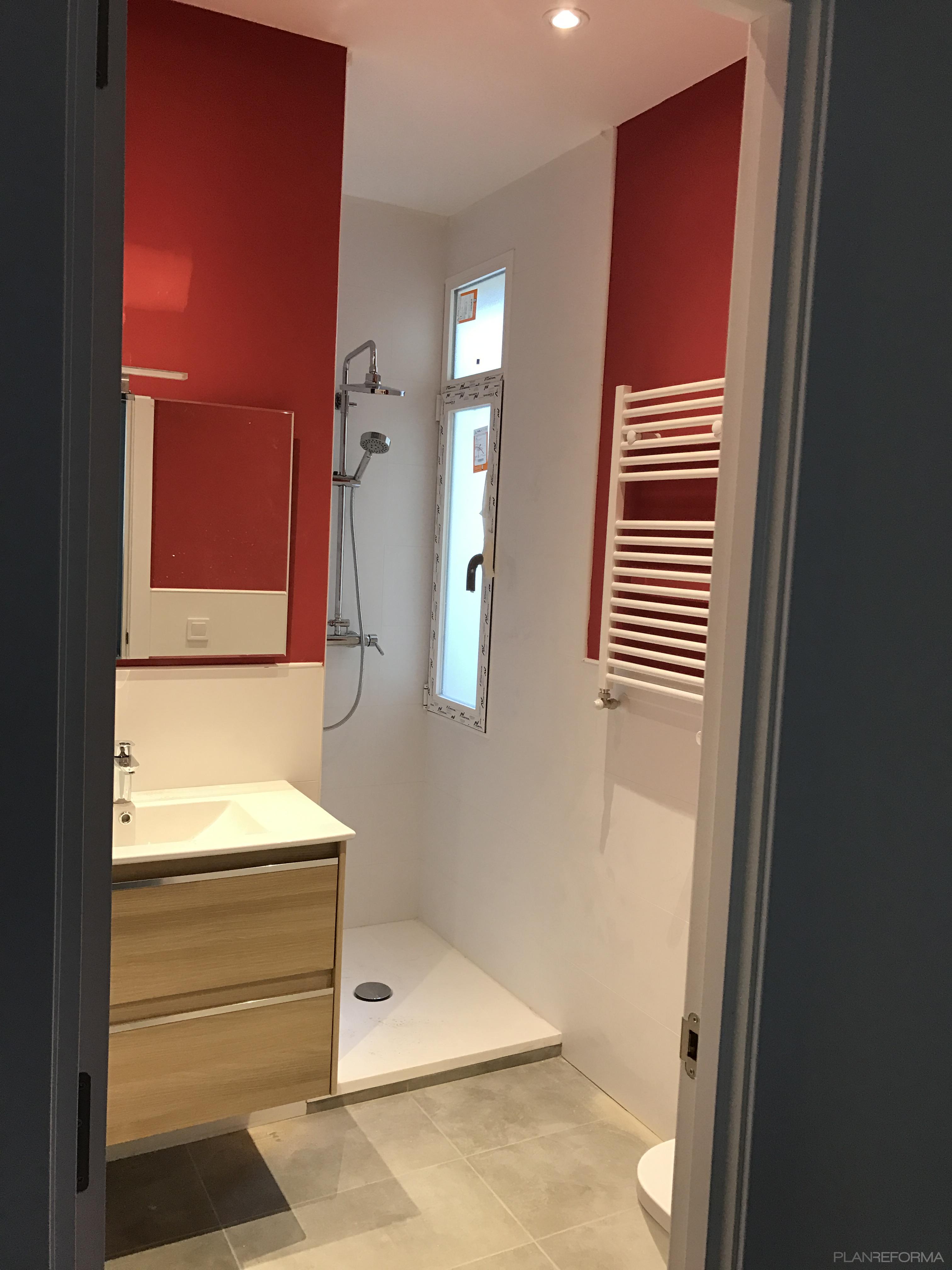 Baño Estilo moderno Color rojo, marron, blanco