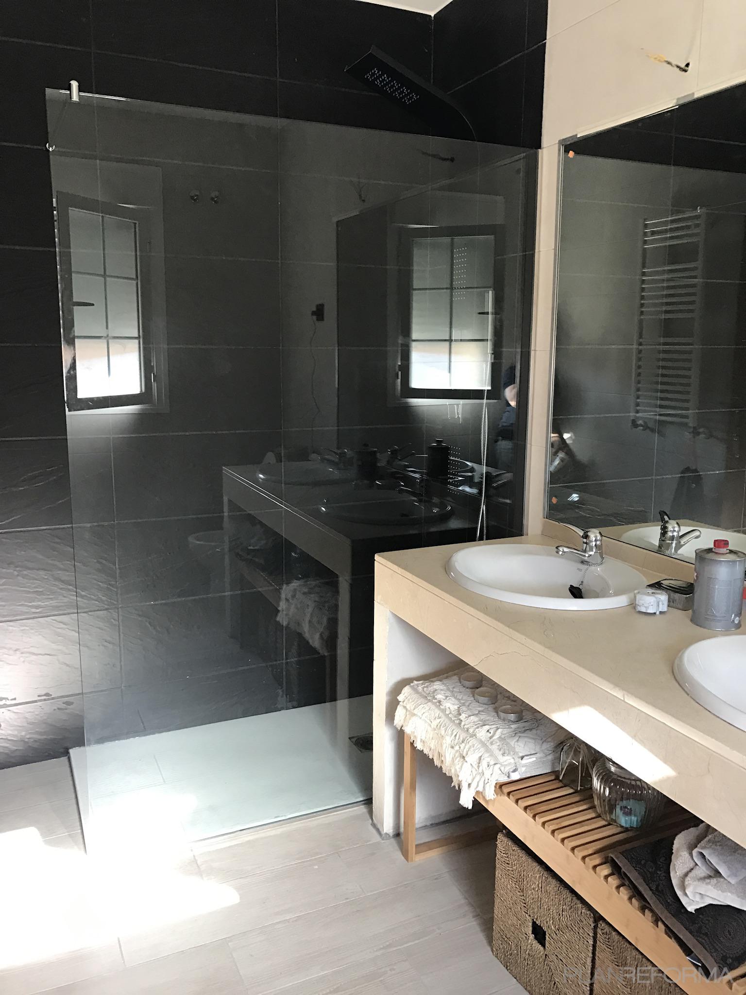 Baño Estilo moderno Color beige, negro