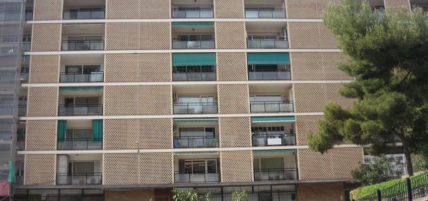 Recibidor, Balcon, Escalera, Exterior, Jardin style contemporaneo color beige, blanco, negro  diseñado por ANGEL BARDIA | Arquitecto 