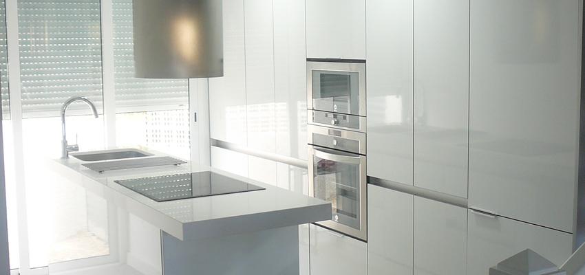 Cocina Estilo moderno Color marron, blanco, gris, plateado  diseñado por INTRO interiorismo y reformas | Gremio | Copyright Soy el propietario