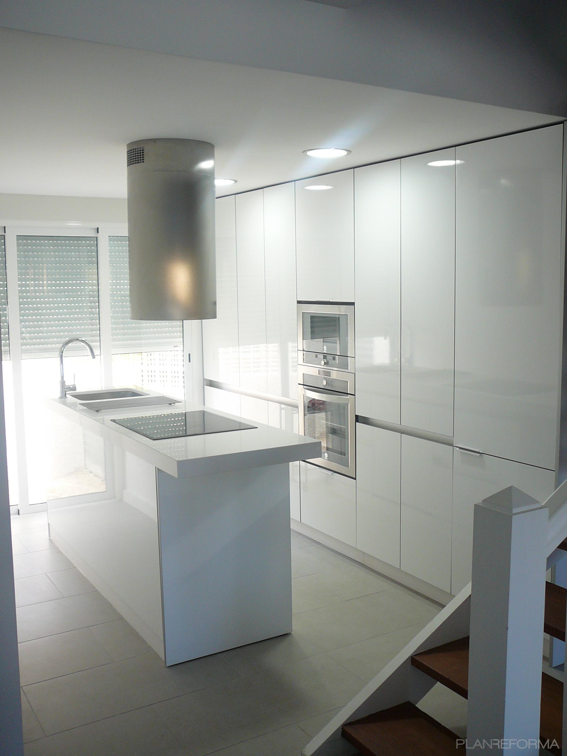 Cocina Estilo moderno Color marron, blanco, gris, plateado  diseñado por INTRO interiorismo y reformas | Gremio | Copyright Soy el propietario