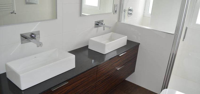 Baño Estilo moderno Color marron, blanco, gris, plateado  diseñado por INTRO interiorismo y reformas | Gremio | Copyright Introreformas | empresa de reformas en murcia