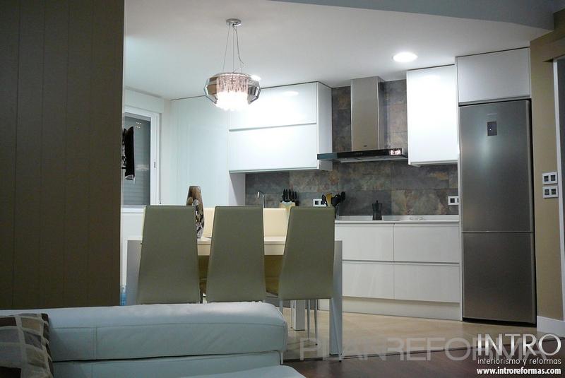 Cocina Estilo moderno Color marron, blanco, plateado  diseñado por INTRO interiorismo y reformas | Gremio | Copyright Diseño y ejecución de obra por INTROinteriorismo | empresa de reformas en Murcia