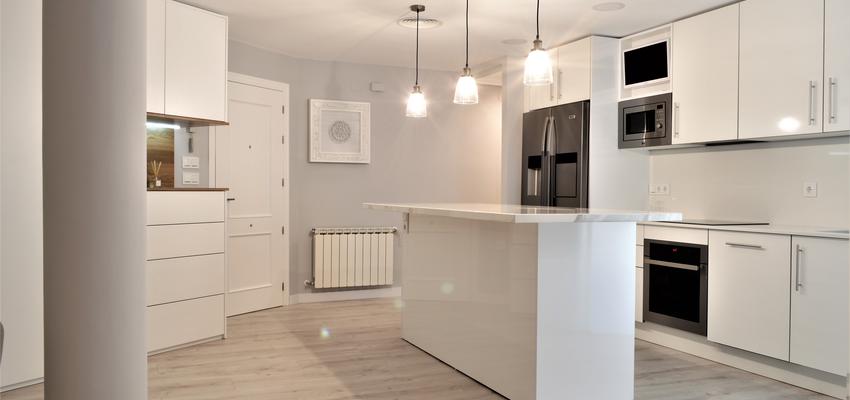 Cocina Estilo moderno Color blanco  diseñado por INTRO interiorismo y reformas | Gremio | Copyright INTRO interiorismo y reformas es el propietario de la imagen.