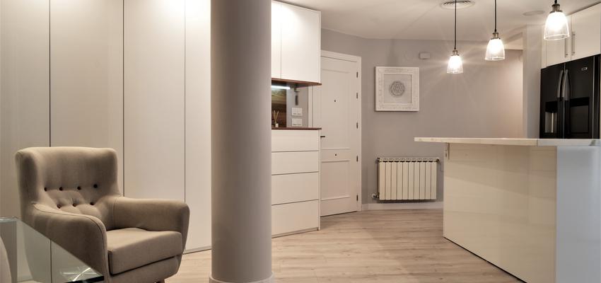Recibidor, Cocina, Salon Estilo moderno Color blanco  diseñado por INTRO interiorismo y reformas | Gremio | Copyright INTRO interiorismo y reformas es el propietario de la imagen.