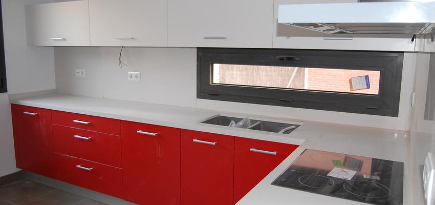 Cocina Estilo moderno Color rojo, gris, gris  diseñado por Construcció Actual | Gremio | Copyright PROPIETARIO
