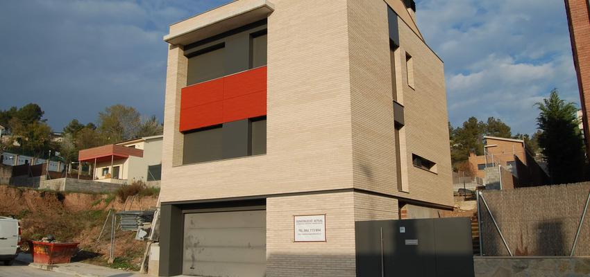 Exterior Estilo moderno Color rojo, amarillo, gris  diseñado por Construcció Actual | Gremio | Copyright PROPIETARIO