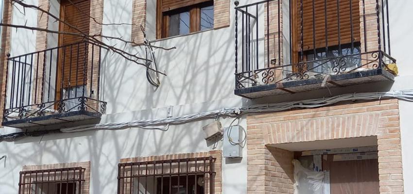 Exterior Estilo tradicional Color ocre  diseñado por Ama tu Casa Reformas | Reformista, constructor | Copyright propia