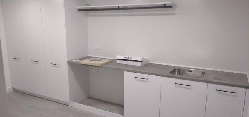 Cocina Estilo moderno Color gris  diseñado por Ama tu Casa Reformas | Reformista, constructor | Copyright propia