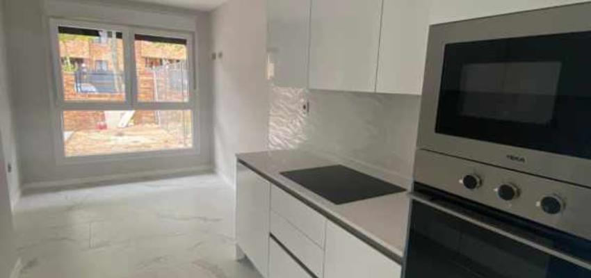 Cocina Estilo moderno Color gris  diseñado por Ama tu Casa Reformas | Reformista, constructor | Copyright Propia