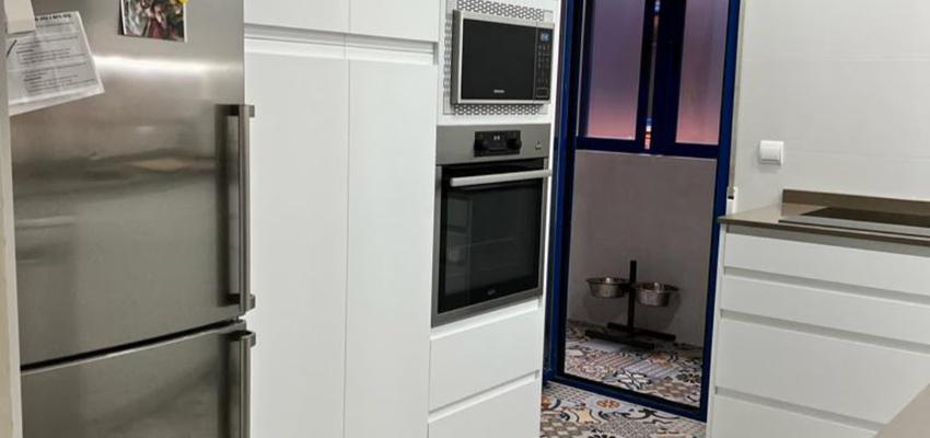 Terraza, Cocina Estilo moderno Color amarillo, blanco, gris  diseñado por Ama tu Casa Reformas | Reformista, constructor | Copyright PROPIO