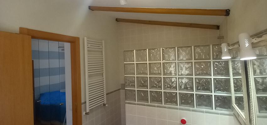 Baño Estilo rustico Color marron, blanco, gris  diseñado por Ama tu Casa Reformas | Reformista, constructor | Copyright PROPIO