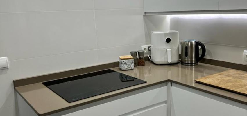 Cocina Estilo contemporaneo Color beige, blanco, gris  diseñado por Ama tu Casa Reformas | Reformista, constructor | Copyright PROPIA