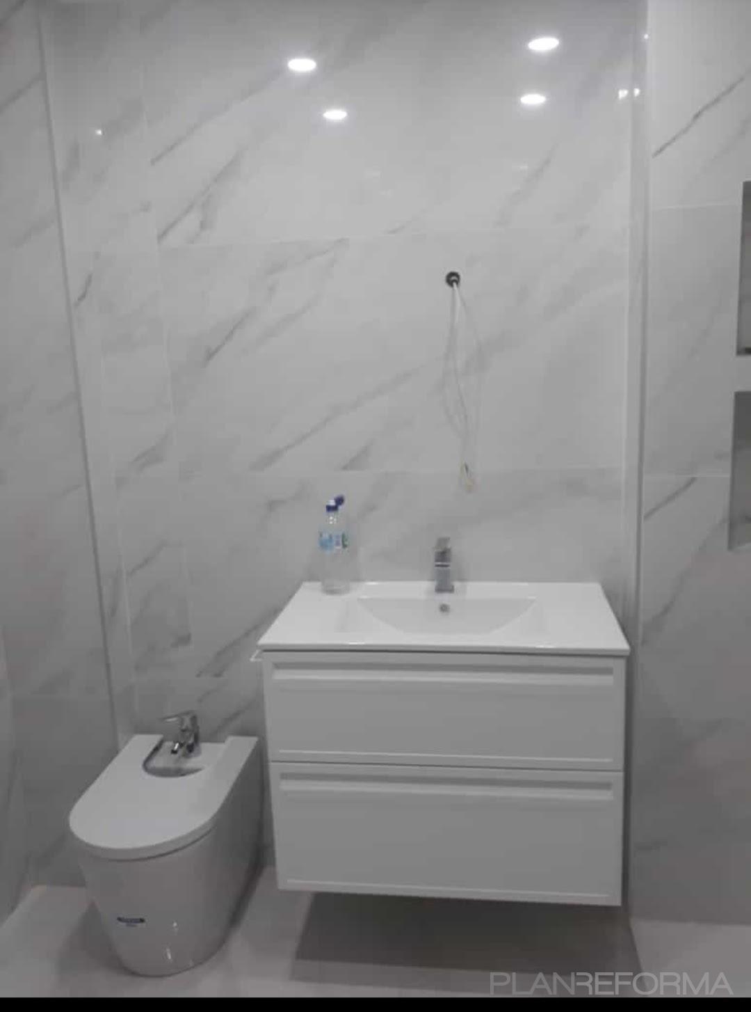 Baño Estilo clasico Color blanco, gris, plateado  diseñado por Ama tu Casa Reformas | Reformista, constructor | Copyright PROPIO
