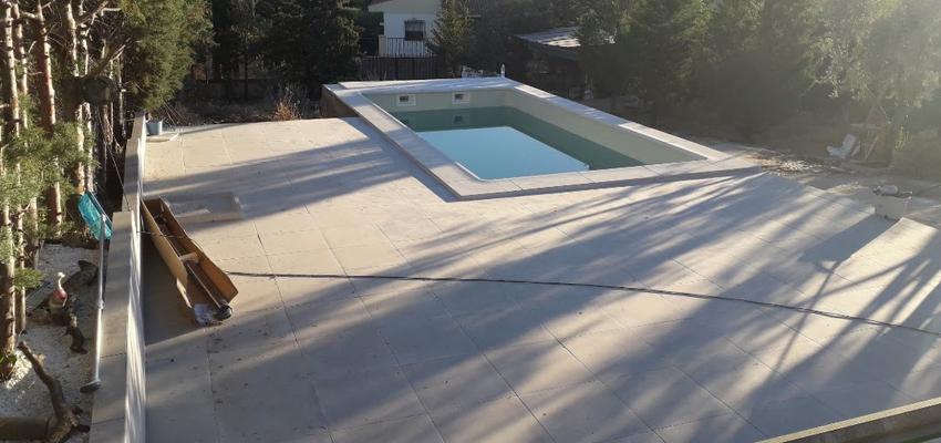 Terraza, Piscina, Exterior Estilo moderno Color verde, blanco, gris  diseñado por Ama tu Casa Reformas | Reformista, constructor | Copyright PROPIO