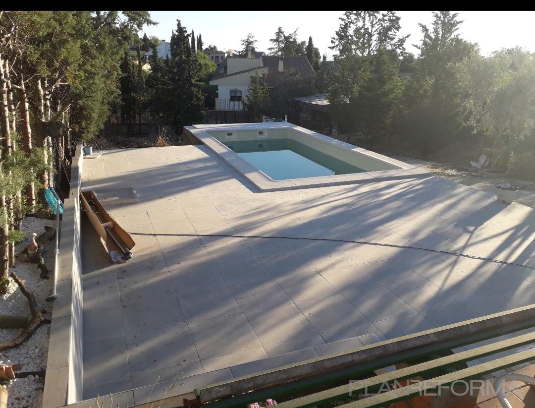 Terraza, Piscina, Exterior Estilo moderno Color verde, blanco, gris  diseñado por Ama tu Casa Reformas | Reformista, constructor | Copyright PROPIO