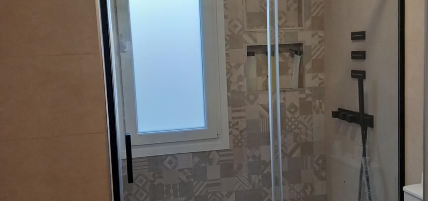 Baño Estilo moderno Color marron, blanco, gris  diseñado por Ama tu Casa Reformas | Reformista, constructor | Copyright PROPIO