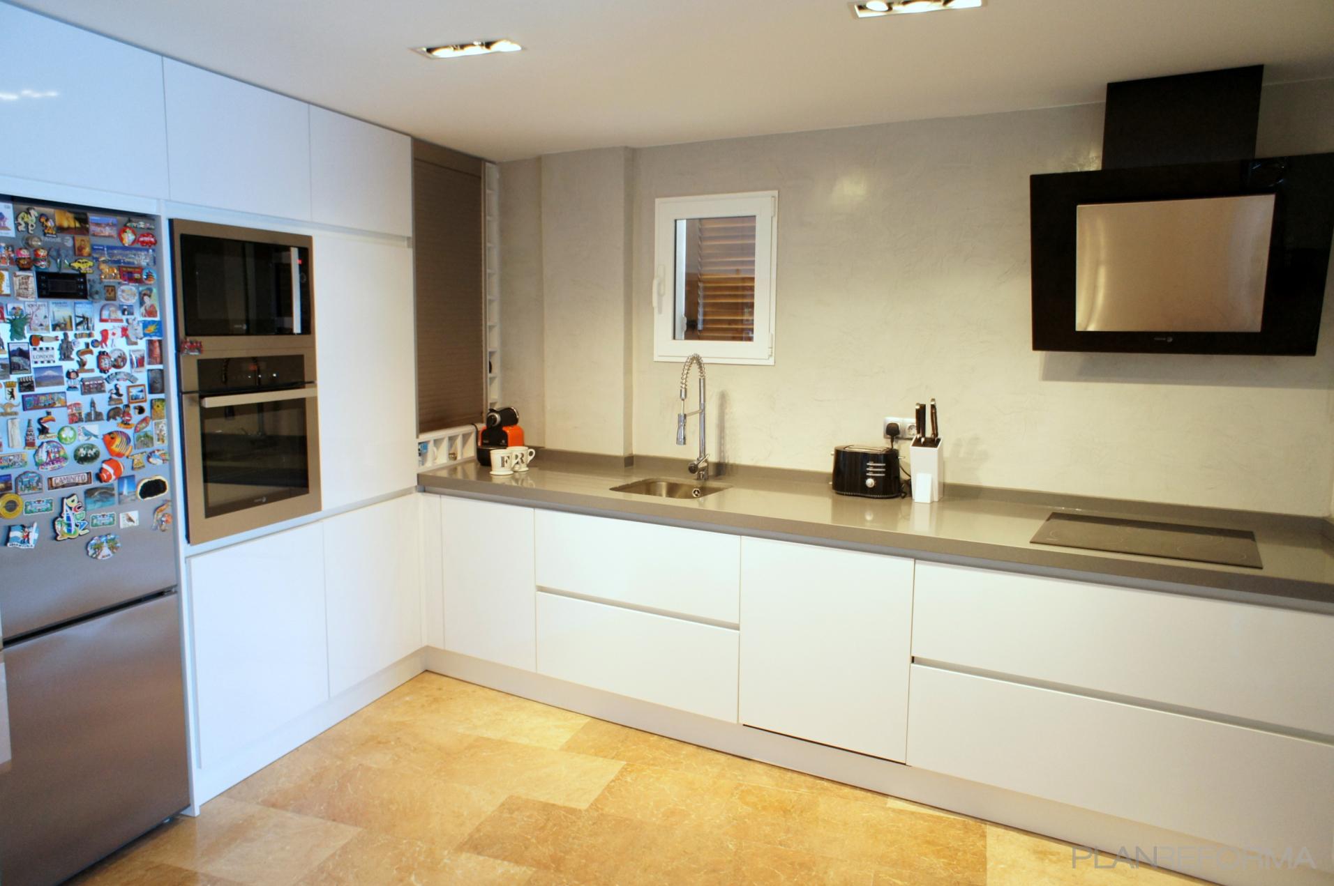 Cocina Estilo contemporaneo Color marron, blanco, gris, plateado  diseñado por David y Luis Miguel | Interiorista | Copyright L'AGABE