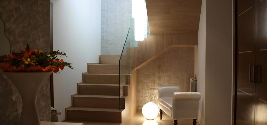 Recibidor, Escalera Estilo clasico Color beige, marron, blanco  diseñado por David y Luis Miguel | Interiorista | Copyright L'AGABE