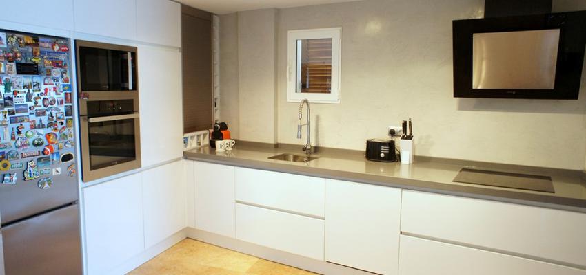 Cocina Estilo moderno Color ocre, blanco, gris, gris, plateado  diseñado por David y Luis Miguel | Interiorista | Copyright L'AGABE