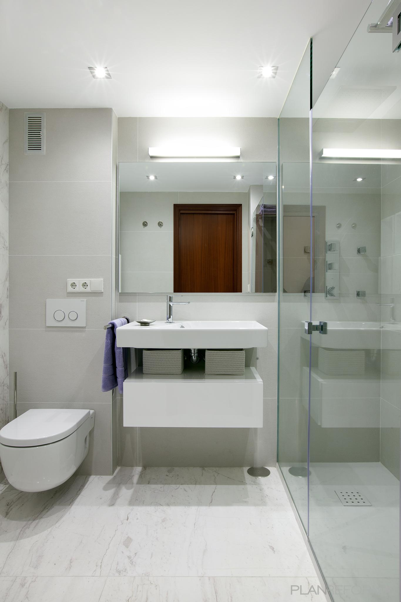 Baño Estilo contemporaneo Color blanco, gris, plateado  diseñado por David y Luis Miguel | Interiorista | Copyright L'AGABE