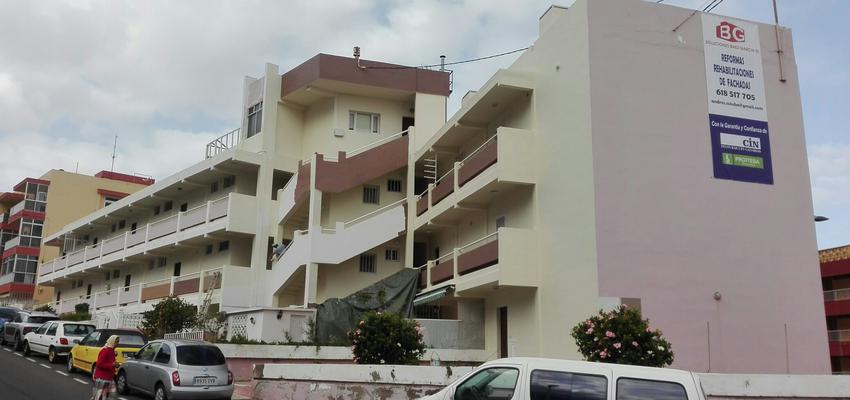 Exterior Estilo clasico Color azul cielo, beige, plateado  diseñado por Carlos Andrés de la Rosa | Gremio | Copyright Estado fachada antes de rehabilitacion