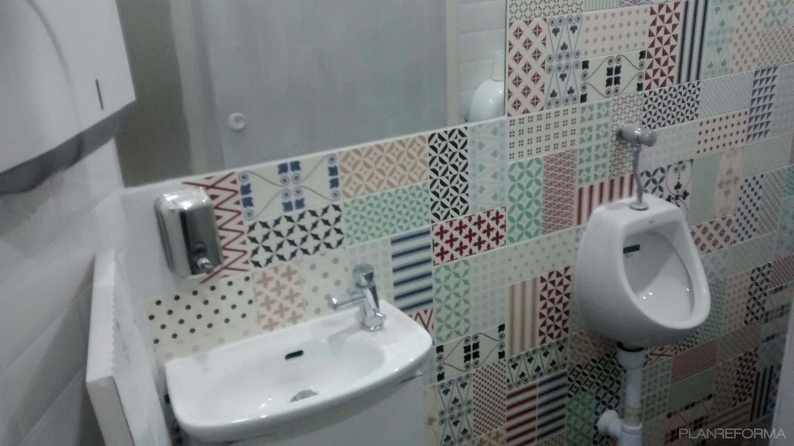 Baño style vintage color azul oscuro, blanco, plateado  diseñado por ALION Services | Gremio | Copyright soy el propietario de esta imagen