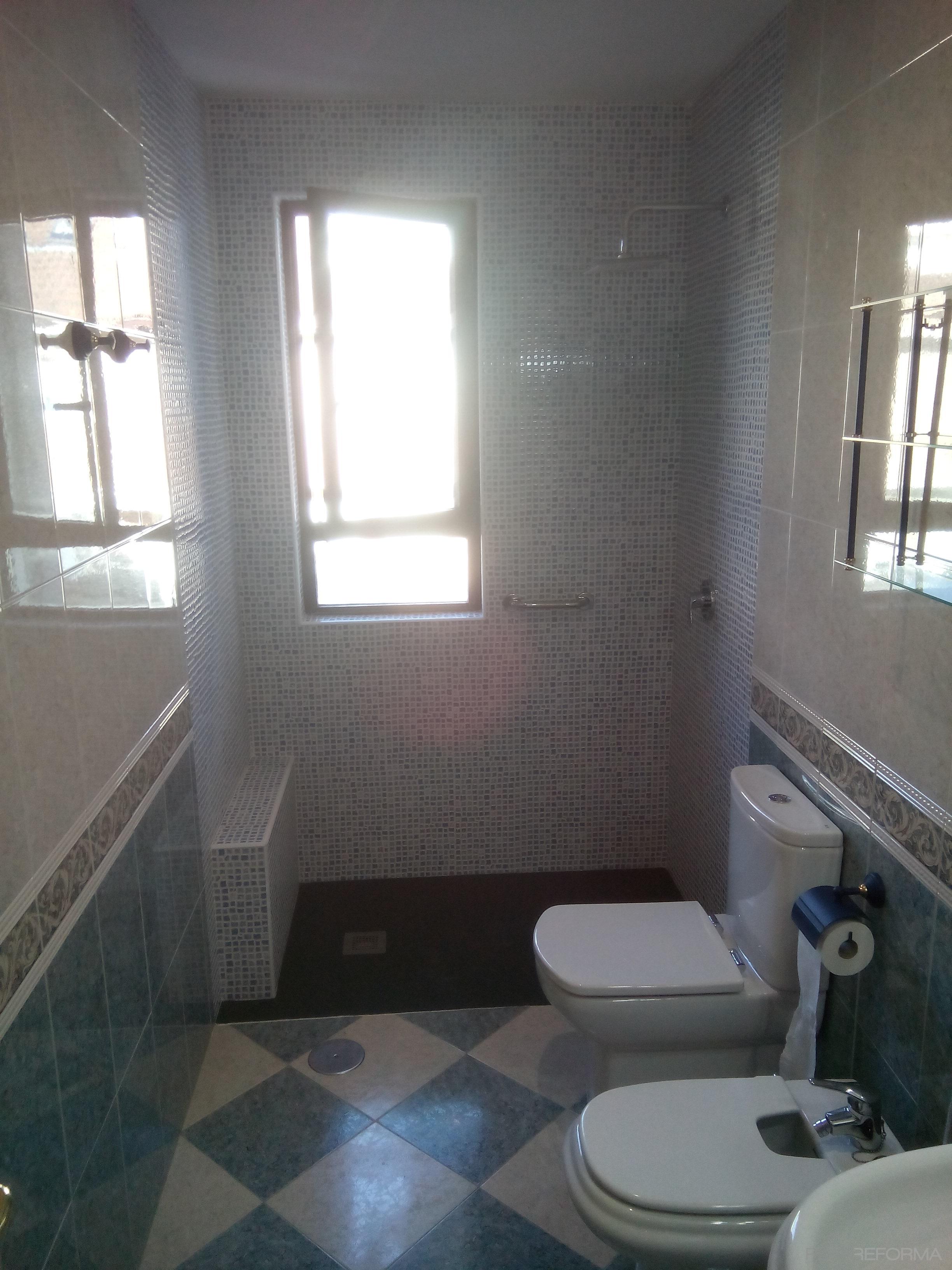 Baño Estilo tradicional Color azul cielo, azul, blanco  diseñado por mafe | Gremio 