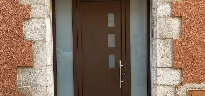 Exterior Estilo rustico Color gris, bronce  diseñado por Serveis Barrera | Reformista, constructor 