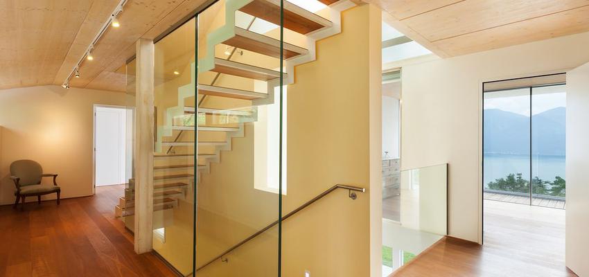 Escalera Estilo moderno Color ocre, amarillo, plateado  diseñado por Serveis Barrera | Reformista, constructor 