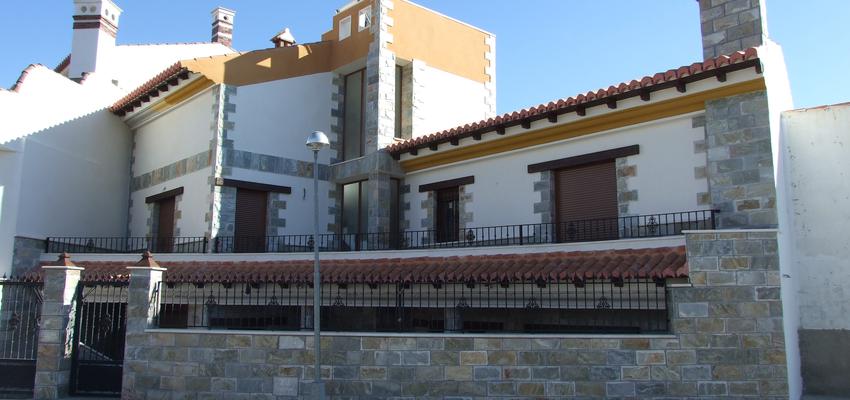 Exterior style rustico color marron, blanco  diseñado por Daniel J. Saldaña López | Arquitecto 