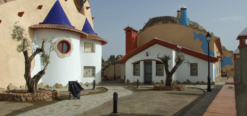 Exterior Estilo rustico Color rojo, azul, blanco  diseñado por Daniel J. Saldaña López | Arquitecto 