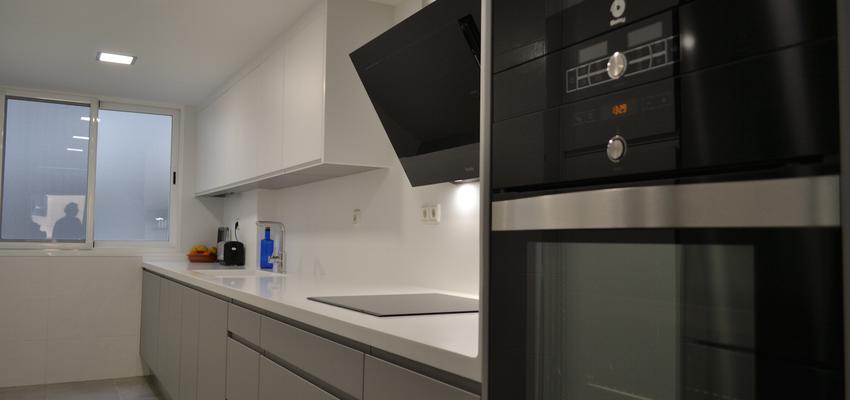 Cocina Estilo moderno Color blanco  diseñado por extraMURS Reformas | Gremio | Copyright extraMURS Arquitectura SL