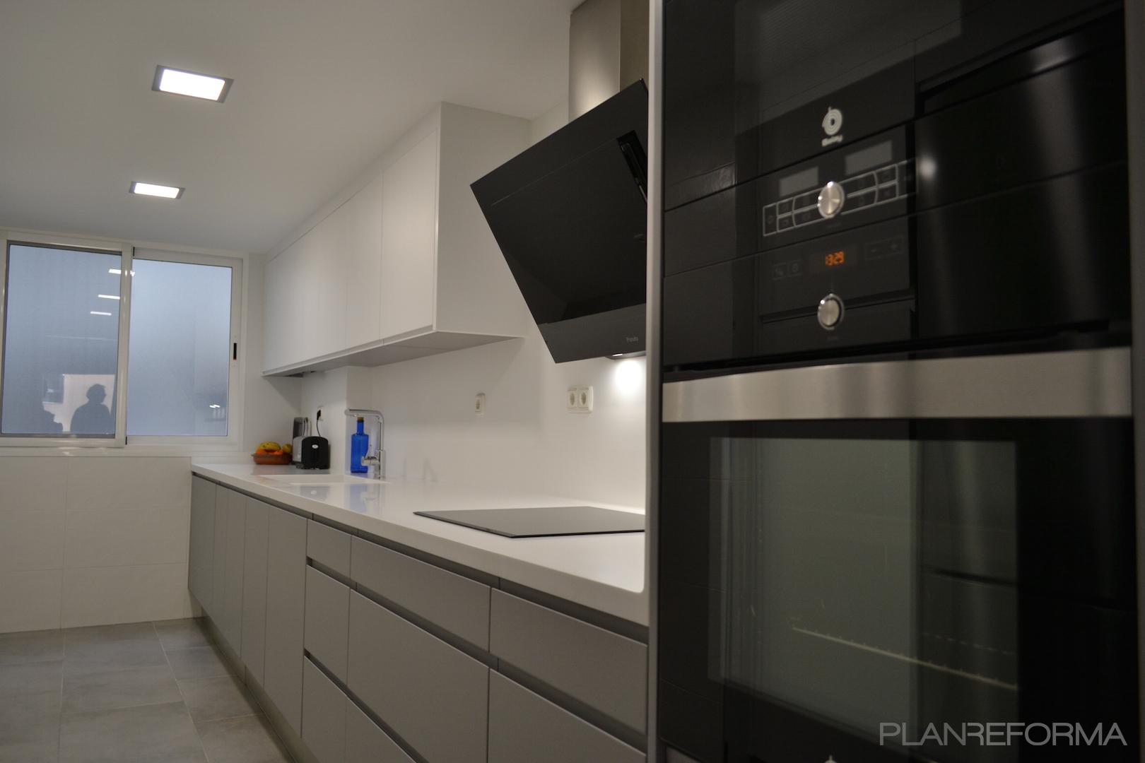 Cocina Estilo moderno Color blanco  diseñado por extraMURS Reformas | Gremio | Copyright extraMURS Arquitectura SL