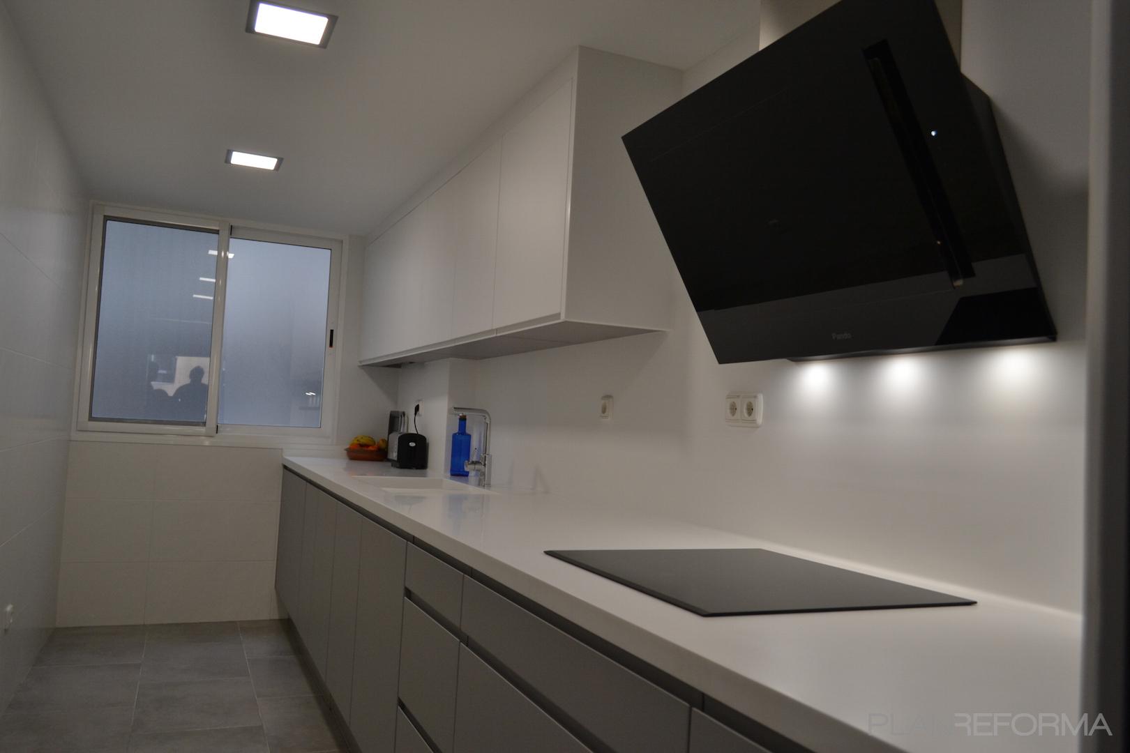 Cocina Estilo moderno Color blanco, gris, gris  diseñado por extraMURS Reformas | Gremio | Copyright extraMURS Arquitectura SL