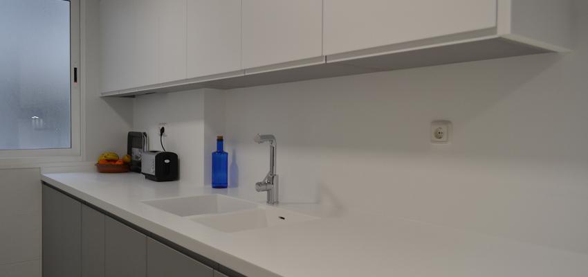 Cocina Estilo moderno Color blanco, gris, gris  diseñado por extraMURS Reformas | Gremio | Copyright extraMURS Arquitectura SL