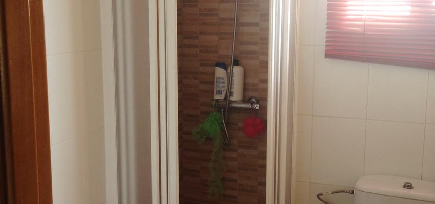 Baño Estilo contemporaneo Color rojo, blanco  diseñado por extraMURS Reformas | Gremio 