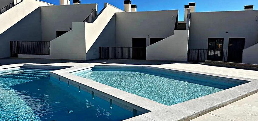 Piscina Estilo clasico Color amarillo claro, crema  diseñado por GALATEA PISCINAS en Sant Cugat del Vallès | Reformista, constructor | Copyright EMPRESA CONSTRUCTORA DE PISCINAS EN SANT CUGAT DEL VALLES