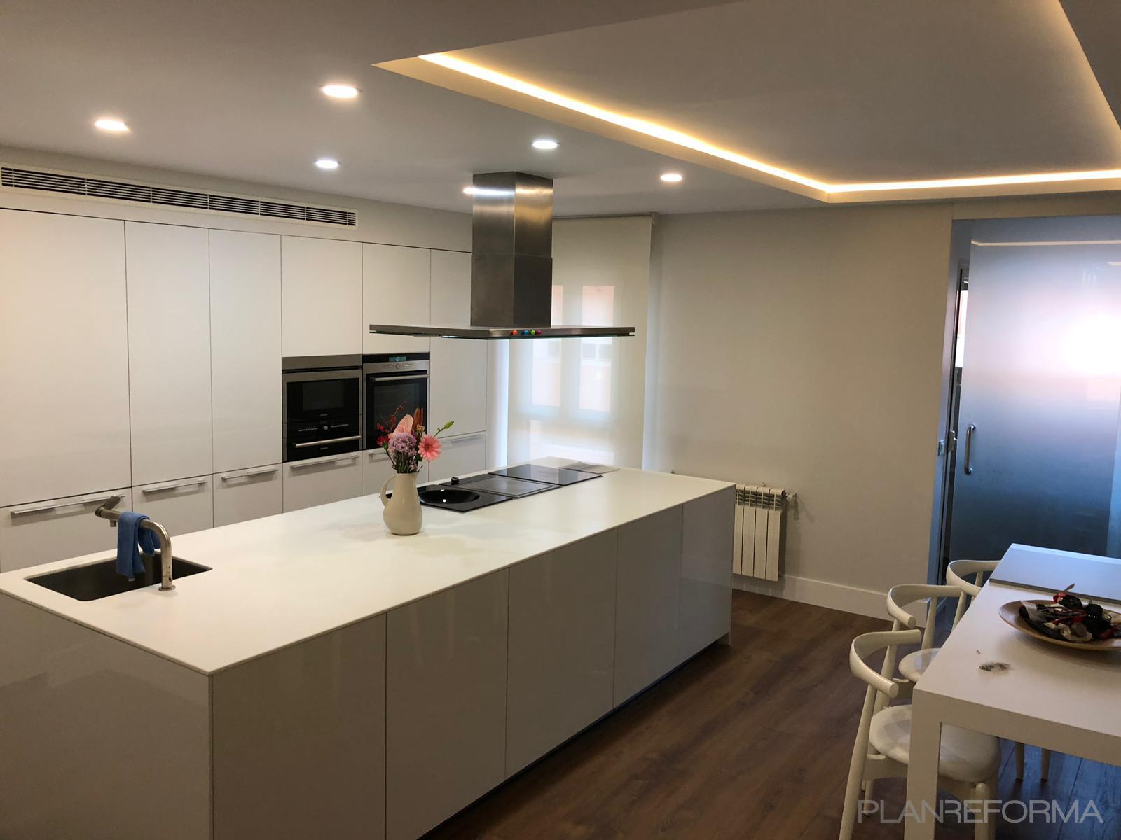 Cocina Estilo moderno Color blanco
