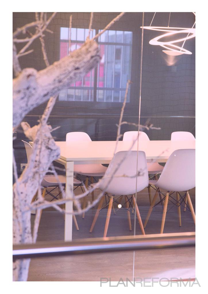 Estudio style moderno color blanco, gris, negro  diseñado por Emal Tarragona | Arquitecto | Copyright ©Emal